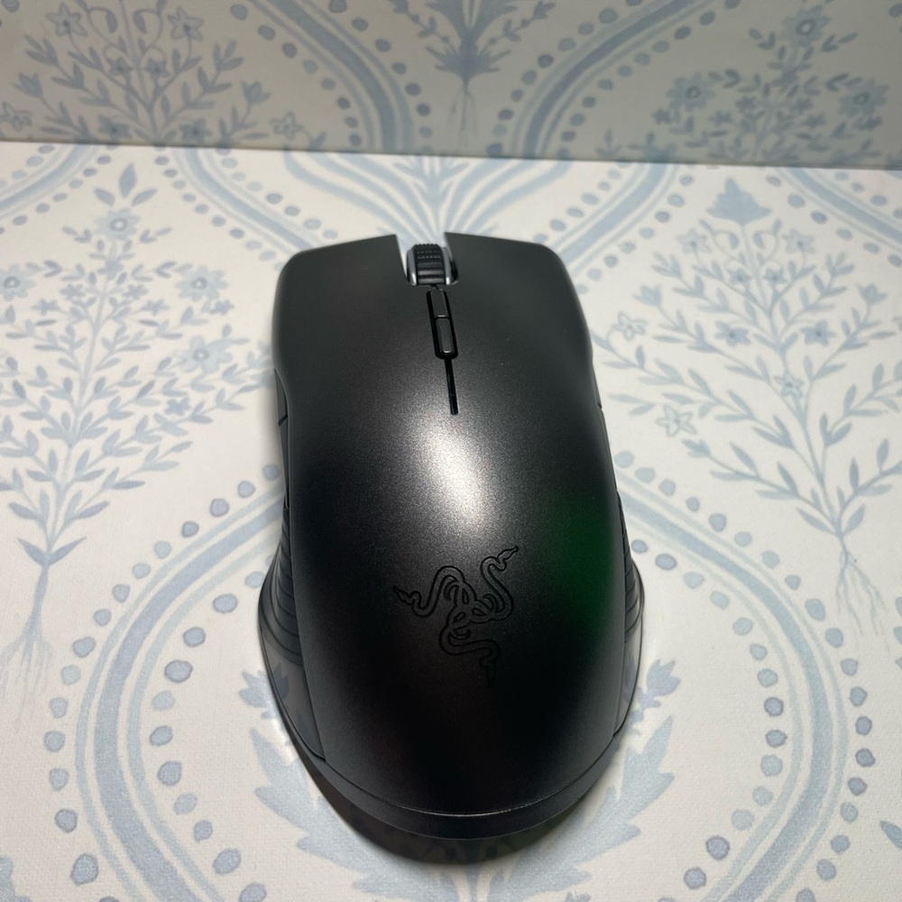 Razer Black Mouse with Vibrant Green Accents - Picture 7 of 9